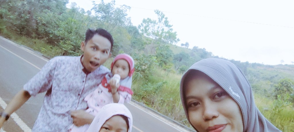 Hamdiani10's tweet photo. Disaat kita terjatuh atau dijatuhkan walaupun sakit, cepatlah bangkit dan tegak seraya berucap "ASTAGFIRULLAH &amp; ALHAMDULILLAH YA ALLAH".

#malamminggu
#LoveStory https://t.co/c0pGHv9F8O
