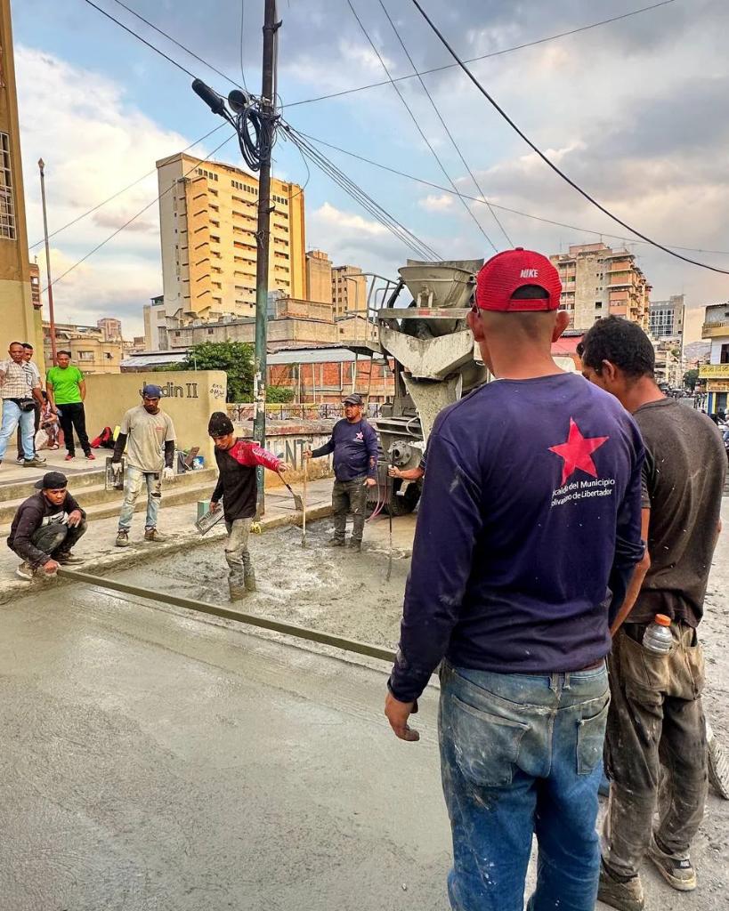 La alcaldesa de Caracas @gestionperfecta inspecciono trabajos que estan realizando en la calle próxima al Puente Páez, en la parroquia Altagracia, y que se vio afectada tras el colapso de una infraestructura adyacente. #MaduroSeLasSabeTodas #luzzers #sergetti #perletti #PRELEMI