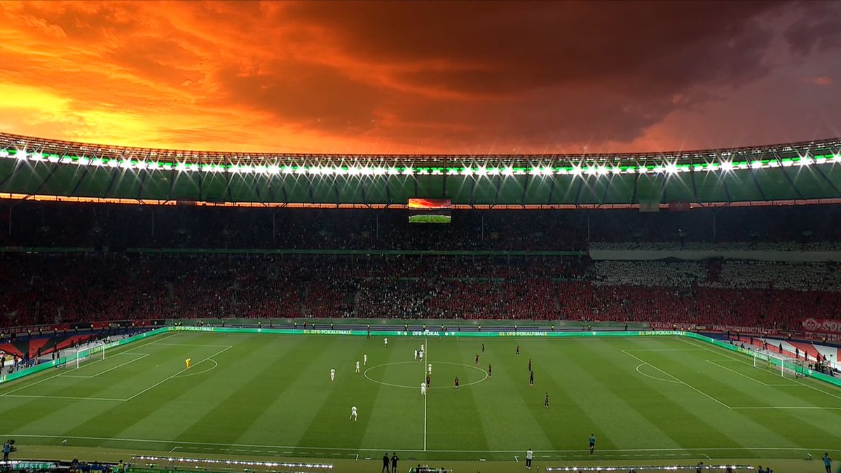 Dios esta imagen es tremenda. Olympiastadion, Berlín😍
#DFBPokal