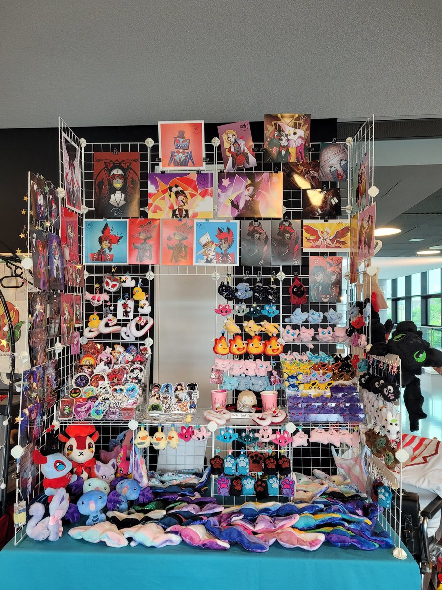 Find us at <a href="/Hanami_Animexx/">Hanami_Animexx</a> on the 3rd floor!! <a href="/lady_starrysky/">LadyStarrySky (Comms closed)</a> has lots of hellaverse Art and I brought lots of plush 🫶🏻