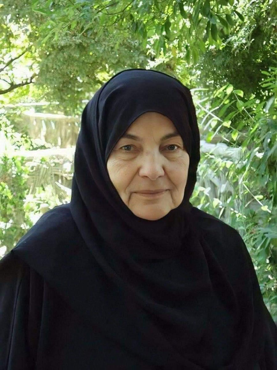 سلام على روحك الطاهره انجبتي خير رجل خير قائد انجبتي ملاك ناطق ب الحق 
الله بصیر قلبك سیدي #السيد_حسن_نصرالله
#والده_الامين_بامان_الله