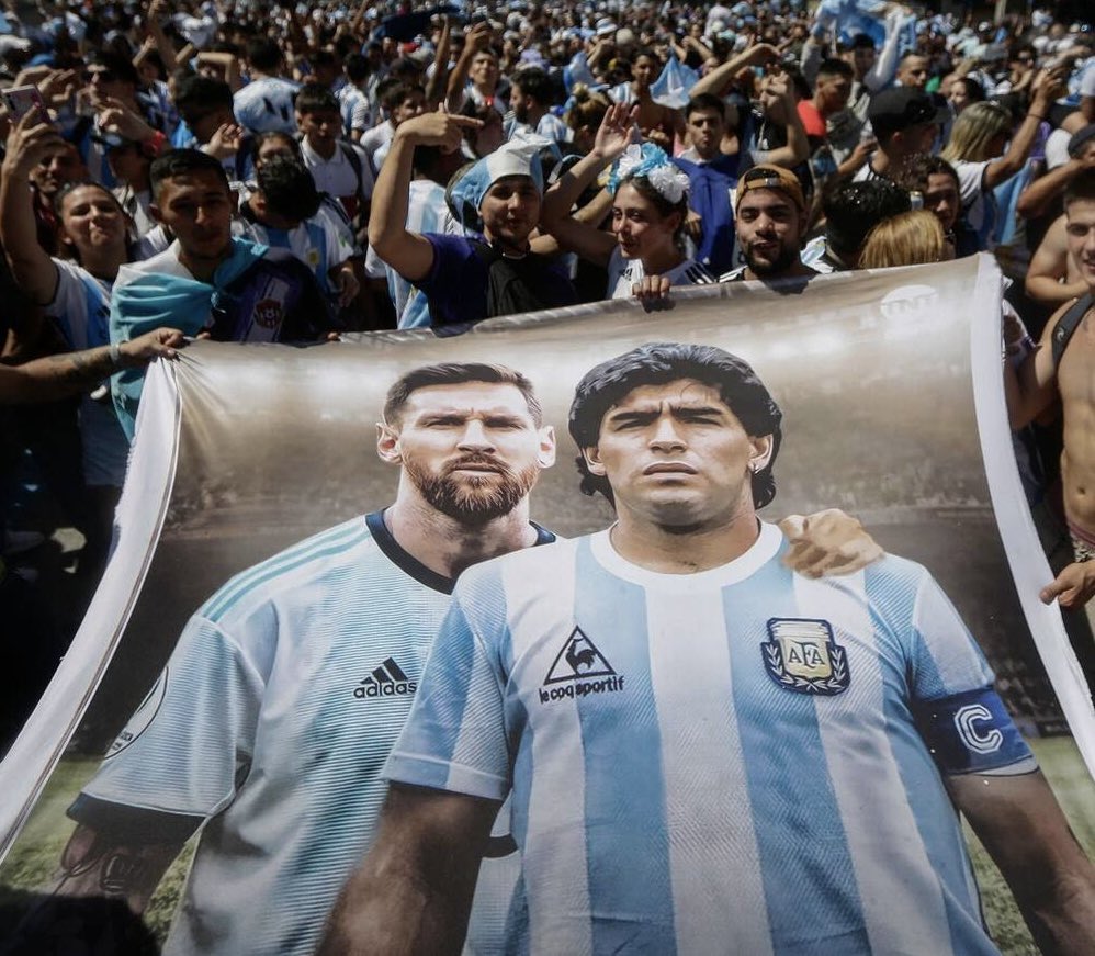 Bir fıkradan Messi - Maradona #GOAT muhabbetine uyarlanmış anekdot: Messi (uzun ömürler) cennette tanrının karşısına çıkıyor. Tanrı diyor ki “göklerin en iyi takımını kuruyorum, seni kaptan yapacağım”
Messi, “aman efendim, Maradona varken bana düşer mi?”
Tanrı: “E zaten o benim!”