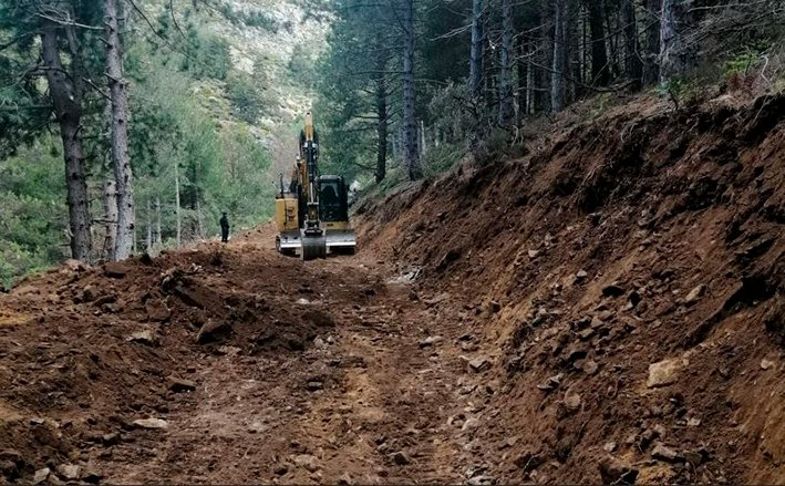 Colectivos ecologistas denuncian la construcción de una pista forestal en el Hueco de San Blas, en la ladera sur de la montaña de La Najarra, que está destrozando una de las zonas más recónditas del Parque Nacional de la Sierra de Guadarrama (Madrid) revistaquercus.es/noticia/8792/d…