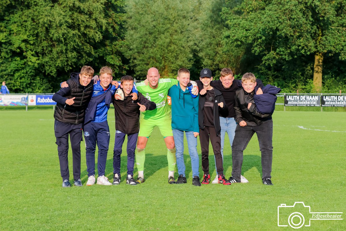 Voor de start van de tweede helft gaven 'de boefjes' van @vvBuitenpost de keeper van @tvc28 nog wat instructies. Buitenpost won met 3-2 maar Ruud Hesselink was zo sportief om na de wedstrijd met the gang op de foto te gaan....