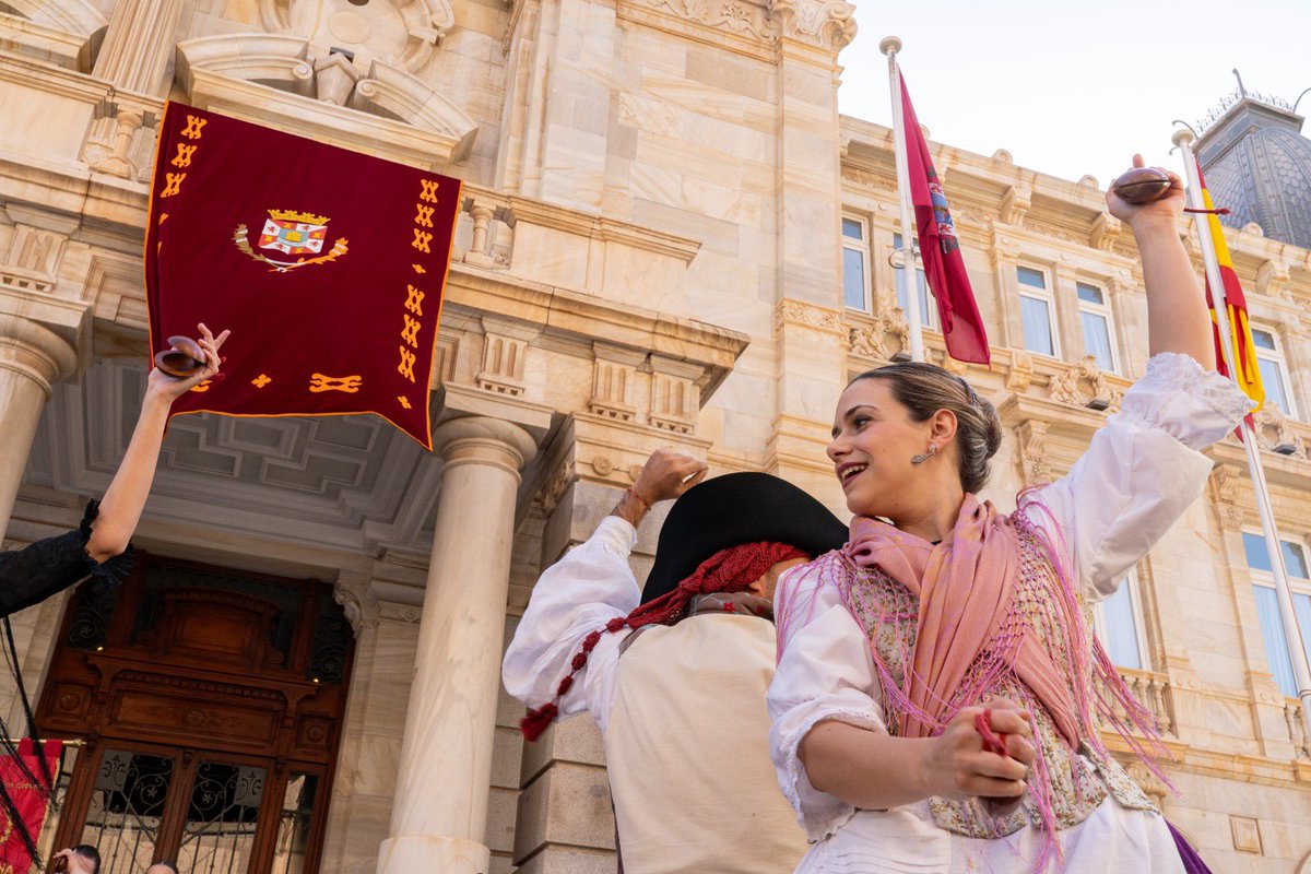 NoeliaArroyoHer's tweet photo. 🙌🏻 Embajadores y protectores de la tradición y la cultura del campo de #Cartagena, el Grupo Folclórico Ciudad de Cartagena ha difundido por todo el mundo su amor a nuestra tierra. Ha sido un placer poder honrarlos con la Medalla de Oro de la ciudad. https://t.co/PlBEsXlru7