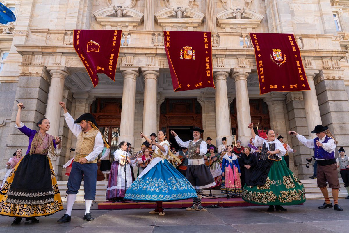 🙌🏻 Embajadores y protectores de la tradición y la cultura del campo de #Cartagena, el Grupo Folclórico Ciudad de Cartagena ha difundido por todo el mundo su amor a nuestra tierra. Ha sido un placer poder honrarlos con la Medalla de Oro de la ciudad.