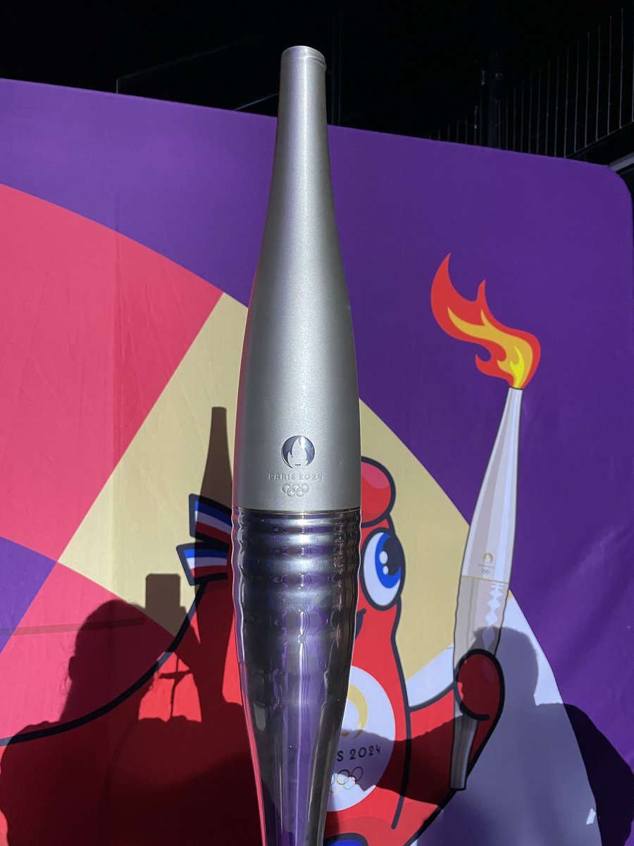 #Paris2024 🔥 | @Paris2024 remet la torche olympique à Alain Pichon, Président du Département de la #Vienne, à l'@ArenaFuturo. ▶️ Rendez-vous le 26 juillet pour l'ouverture des Jeux Olympiques Paris 2024.