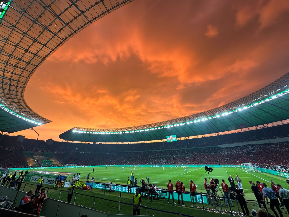 Der sogenannte Krieg den G. Gottlob beschreibt. Jetzt brennt schon der Himmel über dem Olympiastadion in Berlin.