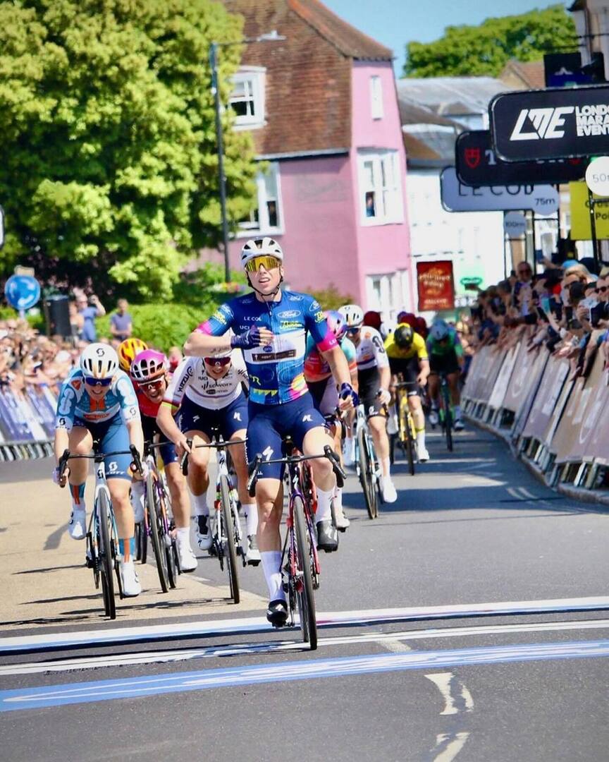 📸 @cyclepix4u
・・・
Back-to-back wins for <a href="/lorenawiebes/">Lorena Wiebes</a> @teamsdworxprotime in #Maldon for the 2nd Stg of #RideLondon #Classique 2024. @charlottekool_ 2nd @dsmfirmpostnl with 🌈 World Champion <a href="/lottekopecky/">Lotte Kopecky</a> 3rd. Next up “The Mall” in #London