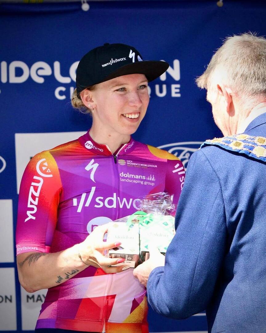 📸 @cyclepix4u
・・・
Back-to-back wins for <a href="/lorenawiebes/">Lorena Wiebes</a> @teamsdworxprotime in #Maldon for the 2nd Stg of #RideLondon #Classique 2024. @charlottekool_ 2nd @dsmfirmpostnl with 🌈 World Champion <a href="/lottekopecky/">Lotte Kopecky</a> 3rd. Next up “The Mall” in #London
