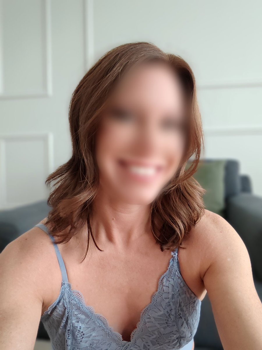 Hey! I am already booked up until I leave on vacation in Europe (June 9 to 20). I am pre-booking late June and starting to book July! A few spots left before I leave, but I prioritize longer appointment. I am in super shape: don't miss your opportunity! roxannevalois.com