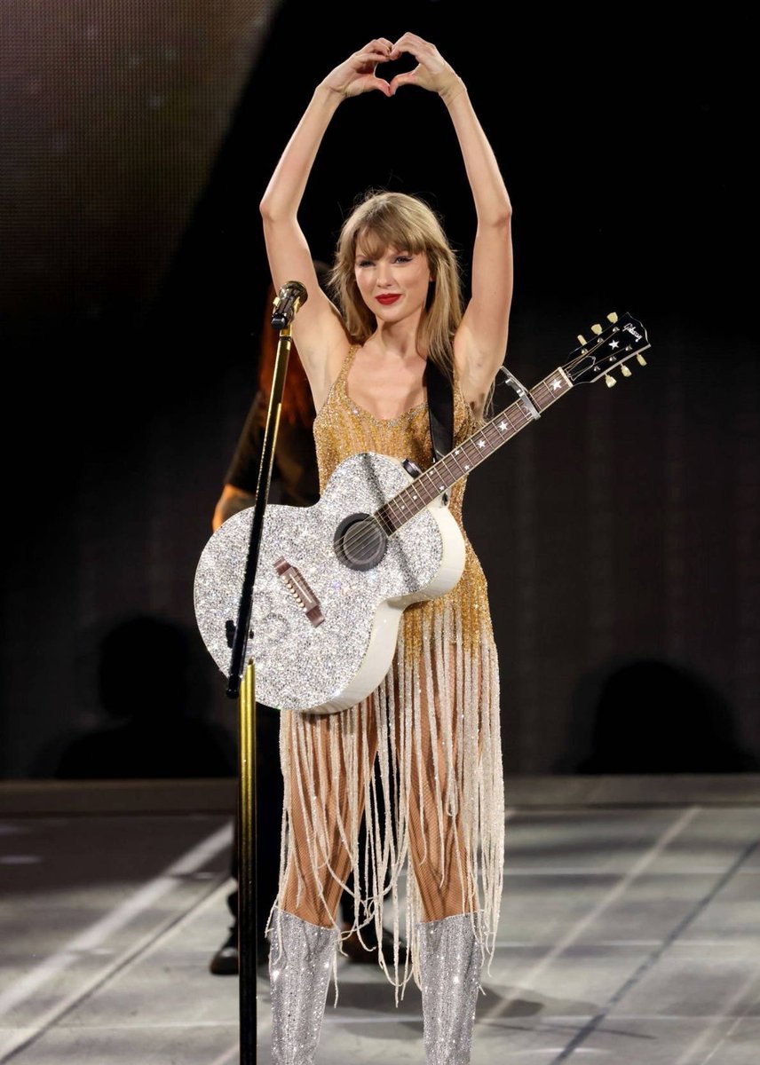 | The long gold "Fearless" dress has now officially been missing for 11 shows. She is now officially considered a missing individual #LisbonTSTheErasTour | The long gold "Fearless" dress has now officially been missing for 11 shows. She is now officially considered a missing individual #LisbonTSTheErasTour