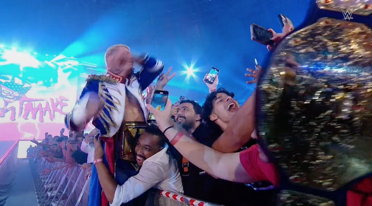 If this guy was on that door then Jack would have never drowned! Never let go!  #WWEKINGANDQUEEN