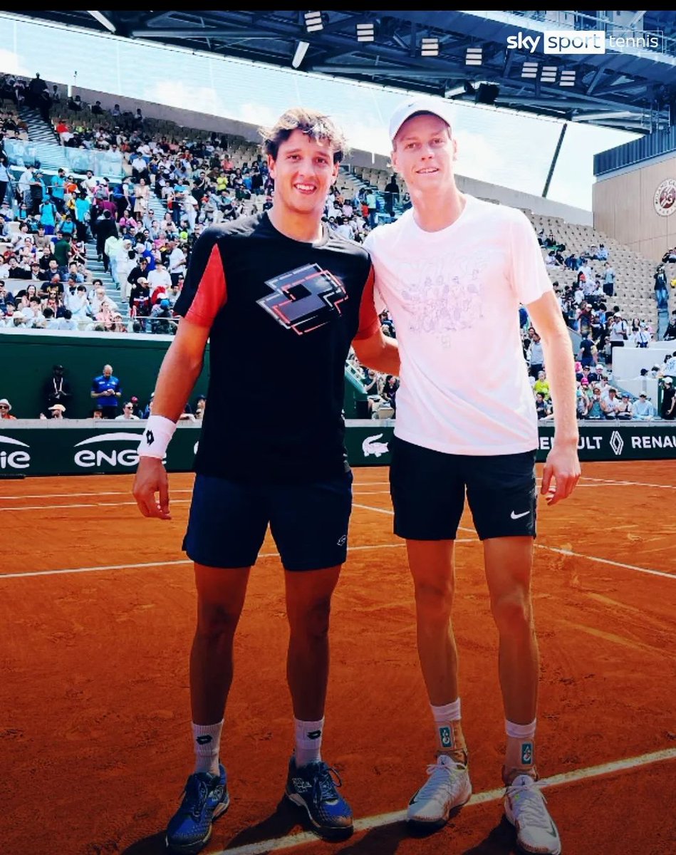 angelomangiante's tweet photo. Appunti di viaggio ✍️ 

Jannik Sinner oggi in allenamento con Luciano Darderi. Oggi la storia più bella da raccontare è questa. Senza la banalità degli "uffici facce" e la superficialità degli "indizi social": così lontani dal mondo non certo effimero e virtuale di questi due ragazzi. Due esempi di concretezza e straordinaria applicazione. Il loro è un percorso di gavetta e sacrifici. Si sono conquistati tutto sul campo ed è sul "campo" che vanno spiegati bene agli appassionati attraverso il loro allenamento. Documentando i loro contenuti tecnici, lo sviluppo tattico che provano, l'espressione che riescono a dare al loro gioco attraverso l'applicazione sul campo. È lì, "sul campo", che conquistano il loro successo. Un traguardo vicino al n.1 per Jannik e una scalata pazzesca nel ranking per il 22enne Darderi, il nome nuovo.  
Ho conosciuto da vicino Luciano in questi anni a Roma. La sua famiglia, il fratello Vito, 2008 tra i migliori al mondo. Più il papà, Gino, il personaggio artefice di tutto. Maestro di tennis e di vita. Arrivati in Italiacon pochissimi soldi in tasca e un cuore grande. Una storia che presto diventerà un bel libro e poi sarà prodotta da una grande TV americana. 
Mi sarebbe piaciuto essere lì oggi a rivivere a ritroso il percorso tecnico e umano di questi due ragazzi. Modelli per tutti i giovani. Esempio per i contenuti.  Azzerando uffici facce e indizi social. 
Forza sempre Jannik e Luciano 💪💪