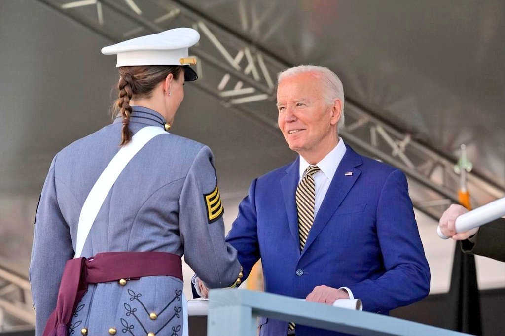 🇺🇸✊ Today, @POTUS @JoeBiden's remarkable dedication and stamina shone through as he spent 70 minutes personally shaking the hand of every 1,036 graduating cadets at the Military Academy. His gesture of respect and recognition for these future leaders embodies his commitment to