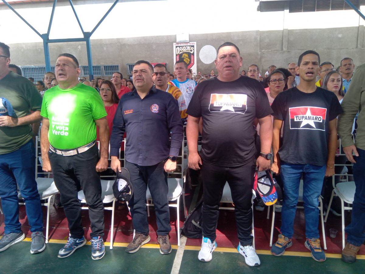 #25May #VerdadDePueblo #MaduroSeLasSabeTodas

Encuentro en Tovar con el Gobernador Jehyson Guzmán y el Ministro de Deporte Melvin Maldonado.