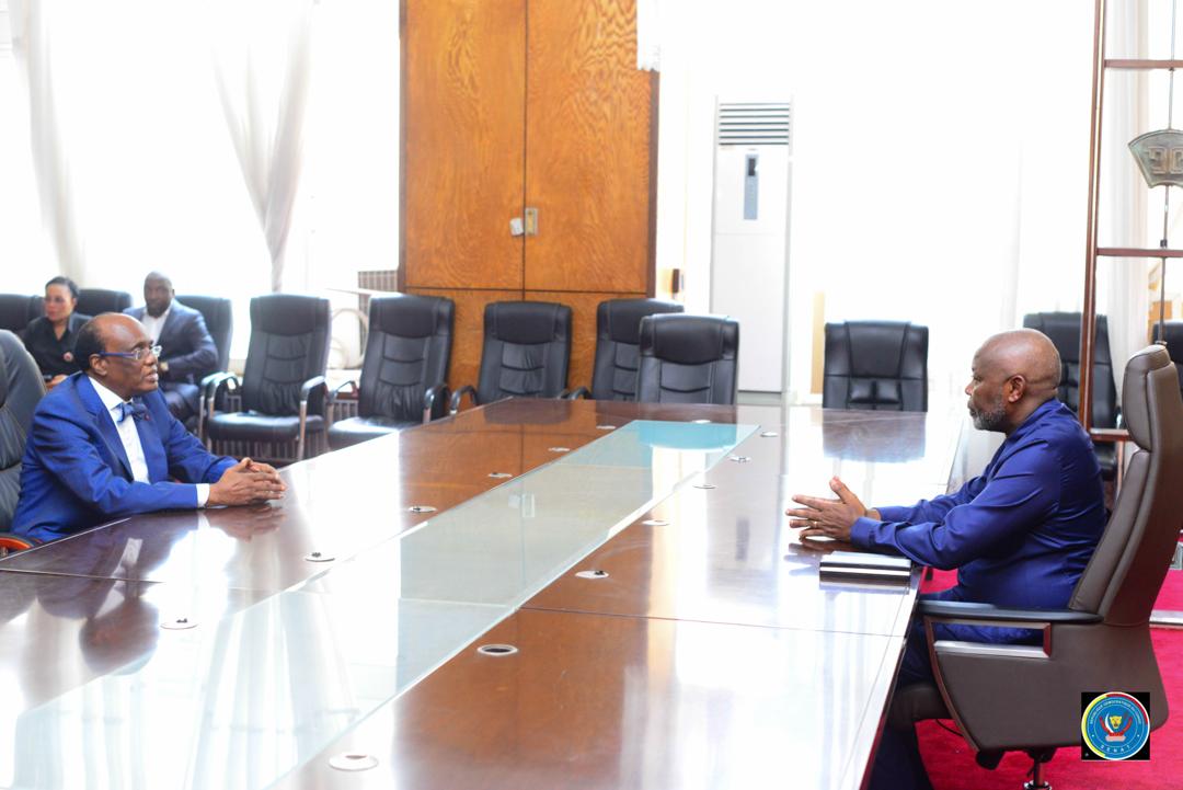 jonathan_yoka's tweet photo. RDC #BicaméralismeEnAction
Le Président du bureau de l'@AssembleeNatRDC, l'Honorable @VitalKamerhe1 a échangé ce samedi 25 mai 2024 au Palais du peuple l'Honorable Pascal KINDUELO LUMBU, Président du Bureau Provisoire du @senatrdc.
#Pasderepos https://t.co/ou5ATHIRCO