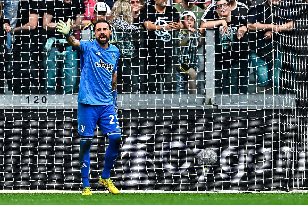 We have the World's Best third choice goalkeeper. What a Man, Lord Pinsoglio. 🤍🖤 #Juventus