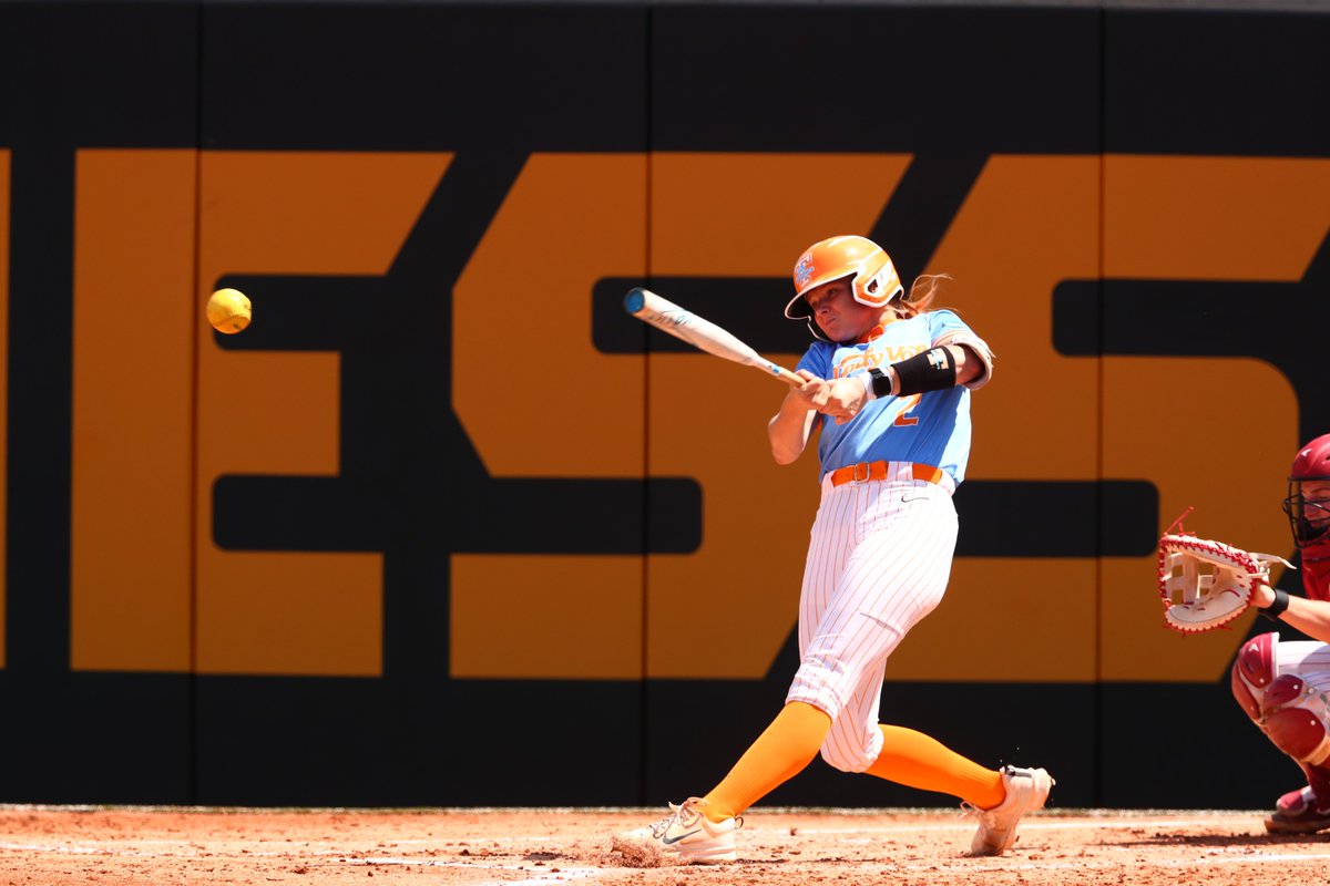 T2: BARRELS ARE HOT 💥 +1

Laura Mealer breaks through the infield to score Rylie West

Lady Vols 1-1 Crimson Tide