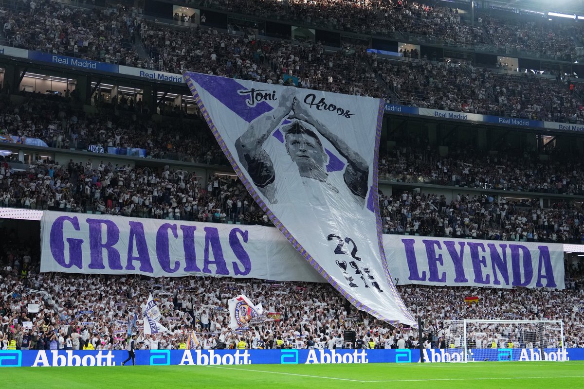 lagalerna_'s tweet photo. Gracias, leyenda.

El banderón de @ToniKroos hace la función de coma del vocativo. https://t.co/SihM0MMnfo