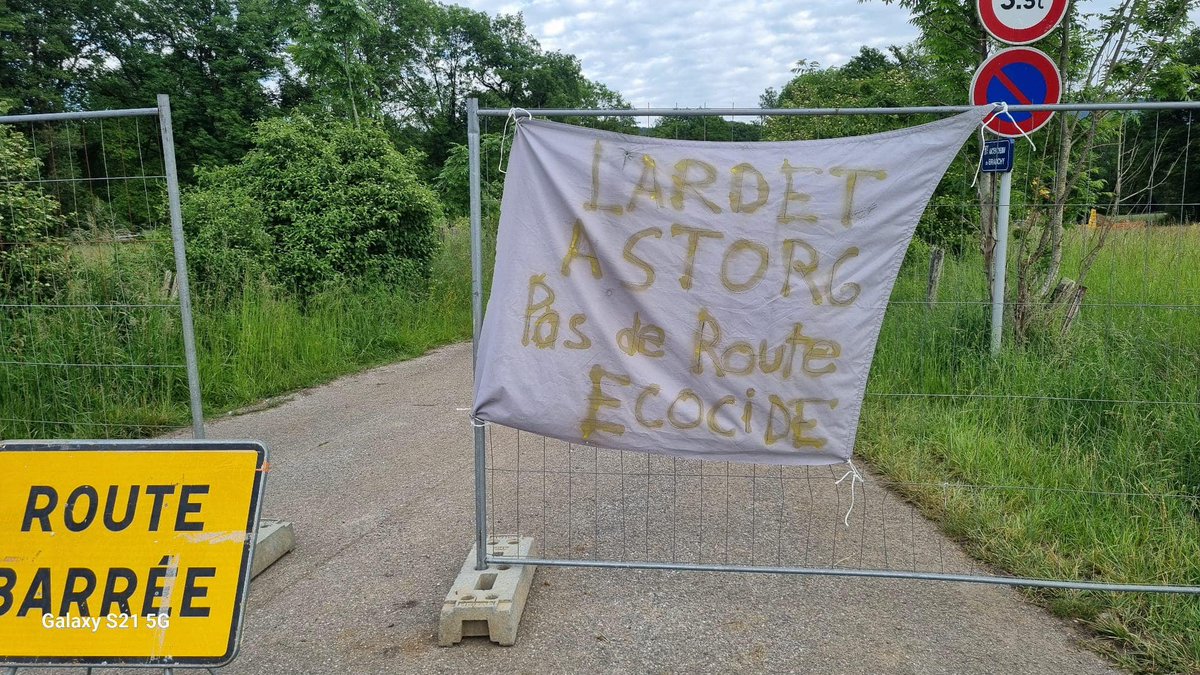 AntoineGrange74's tweet photo. Triste vision que nous offrent ces pelleteuses en passant ce jour chemin de #Branchy. Rappelons que c’est ici que la majorité #Astorg-#Lardet a voté la création de la seule nouvelle voirie de toute l’Agglomération du Grand #Annecy https://t.co/7FEiFuhp0G