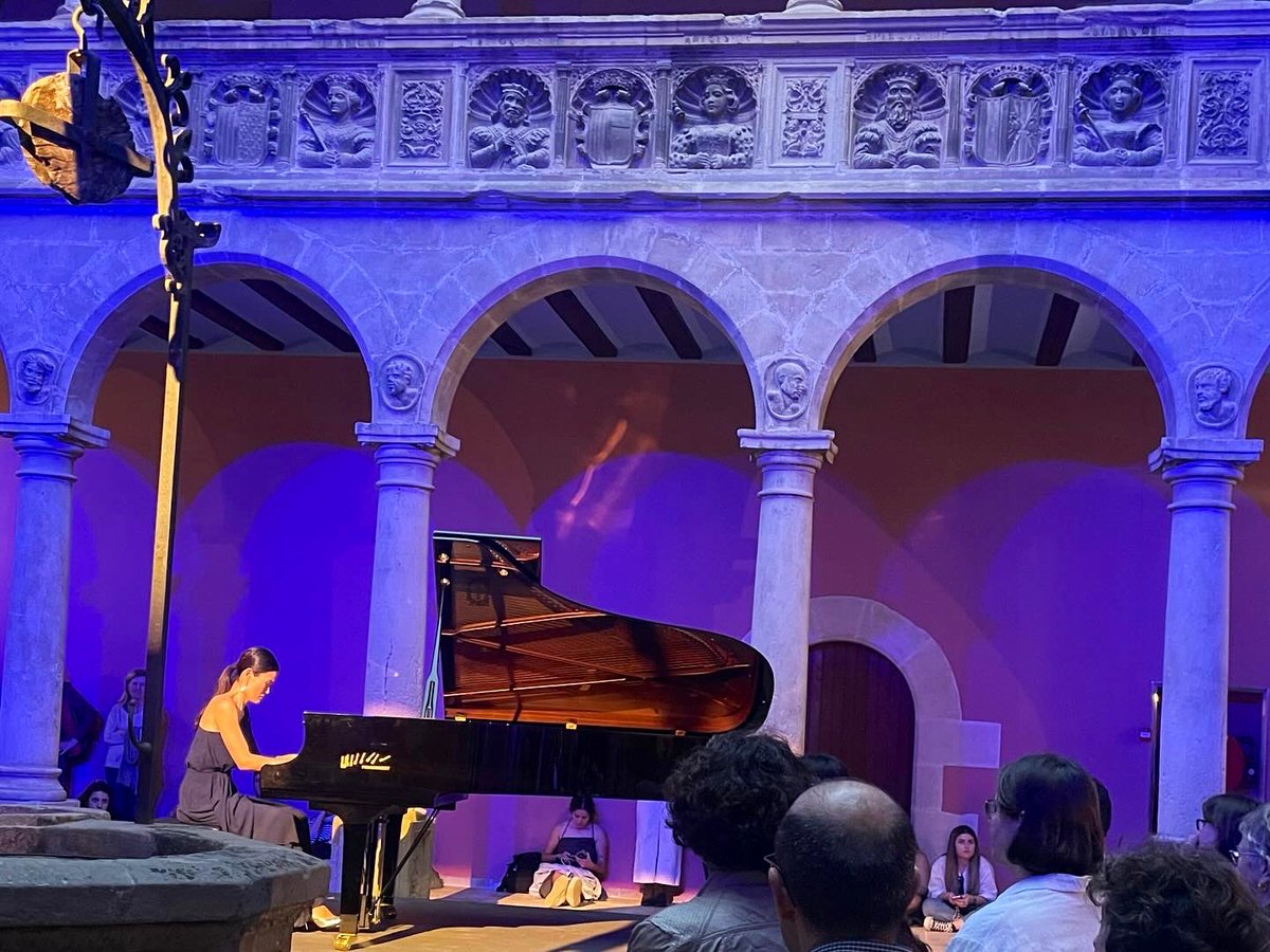 ERoigM's tweet photo. IMPRESSIONANT ‼️
Preciòs concert de la pianista japonesa #YukikoAkagi en el magnífic claustre renaixentista dels #ReialsCollegis de #Tortosa
“Homenatge a Rachmaninoff” al #Tocam2024 #FestivalTocam #Tocam #TortosaCultura @TortosaCultura @acbaixebre
📲 https://t.co/oxcrUEfgdy https://t.co/cIMGd14HRG