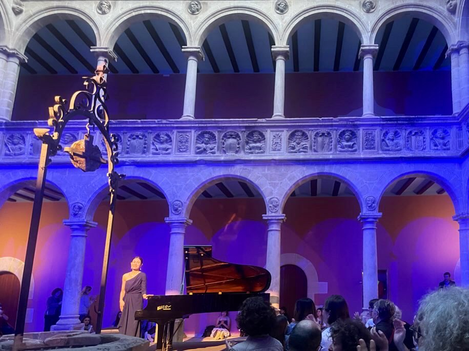 ERoigM's tweet photo. IMPRESSIONANT ‼️
Preciòs concert de la pianista japonesa #YukikoAkagi en el magnífic claustre renaixentista dels #ReialsCollegis de #Tortosa
“Homenatge a Rachmaninoff” al #Tocam2024 #FestivalTocam #Tocam #TortosaCultura @TortosaCultura @acbaixebre
📲 https://t.co/oxcrUEfgdy https://t.co/cIMGd14HRG