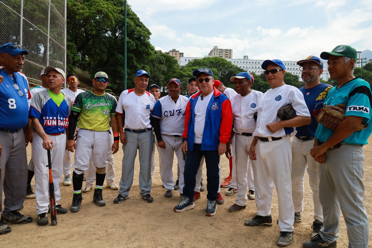 #25May || Continúa la Copa #MPPPST en homenaje a Francisco "Morochito" Rodríguez. La Hexagonal de Softbol se dio cita en el campo Nene Padrón - Paguita para disfrutar del encuentro entre los equipos de Defensa Pública y Unexca. 

#MaduroSeLasSabeTodas 

<a href="/AlexisJCorredor/">Alexis Corredor Pérez</a>