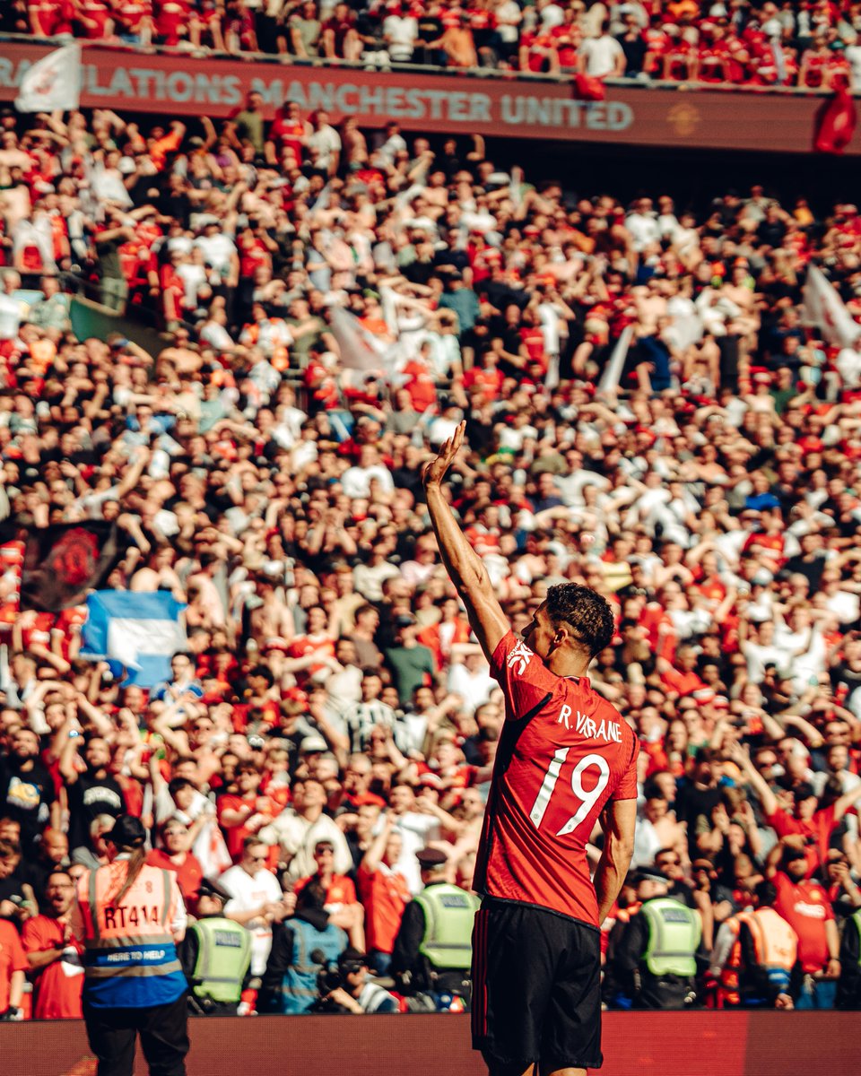 The perfect way to say goodbye ❤️

🙏 @RaphaelVarane 

#MUFC || #FACupFinal
