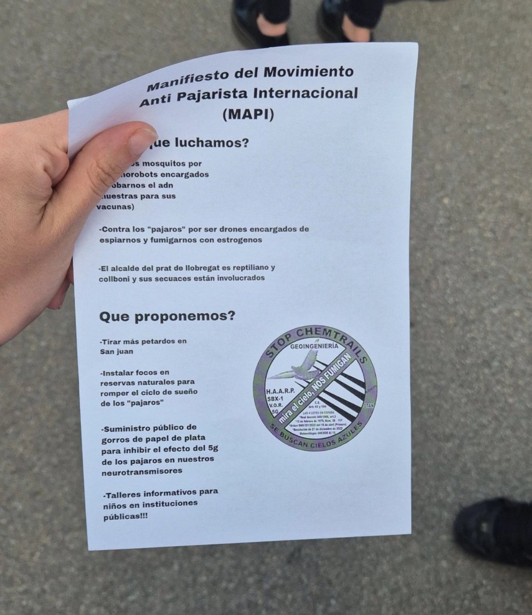 ceciarmy's tweet photo. En Barcelona han hecho una manifestación “Anti Pájaros” para acabar con todas las aves del país, las cuales en realidad no existen y son drones que nos espían y nos fumigan https://t.co/2W6Ek2Rlfn