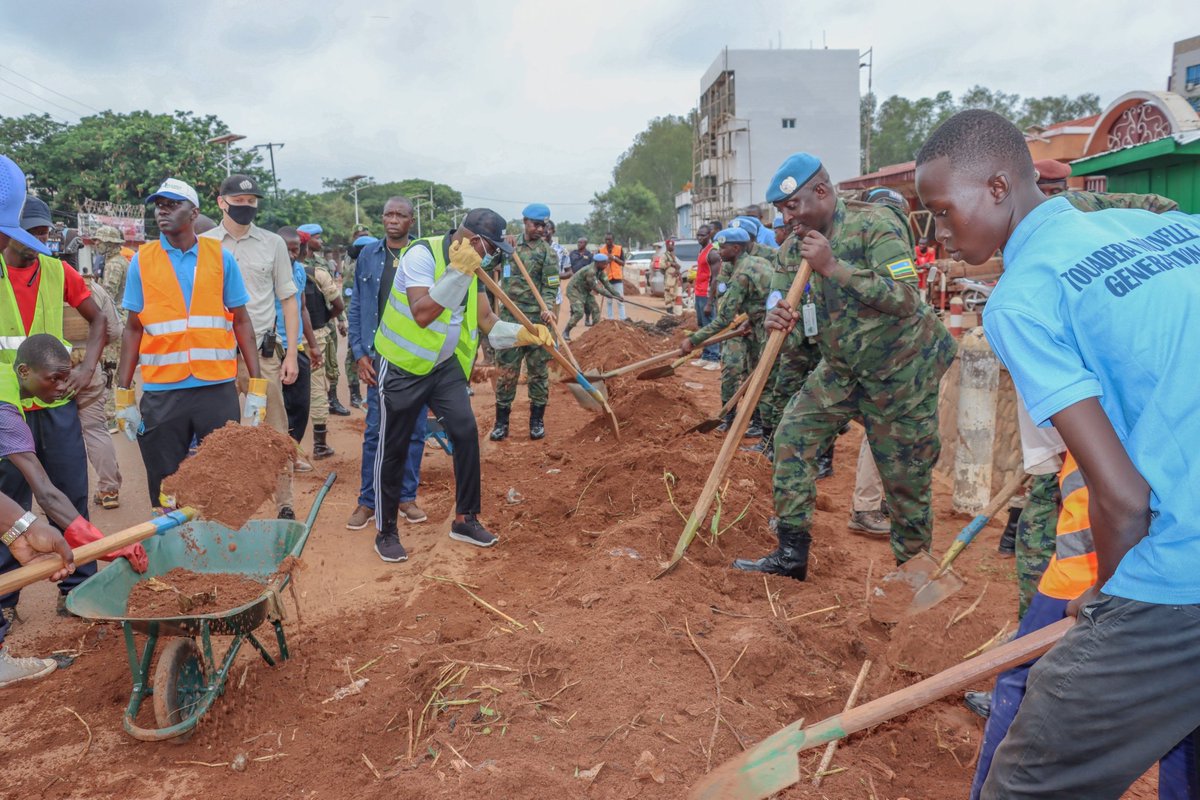 Kuri uyu wa Gatandatu, Perezida wa Centrafrique, Faustin-Archange Touadéra, yifatanyije n'inzego z’Umutekano z'u Rwanda ziri mu butumwa bw'amahoro bwa Loni muri iki gihugu, mu bikorwa by’Umuganda rusange wakorewe mu Murwa Mukuru, Bangui. #RBAAmakuru