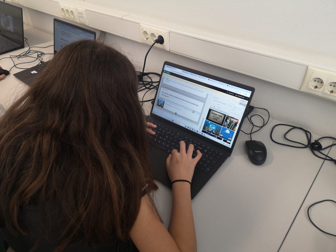 spadatas's tweet photo. 7th graders from First Primary School Čakovec 🇭🇷 got schooled on safe browsing 🔐 with the guidance of their teacher, Ivana Vadlj!  Ivana gave them the tools they need to navigate the internet like champs🏆. #digitalcitizens #futureprooflearning 
https://t.co/UrXu1lqjzH https://t.co/q99lAwesgj