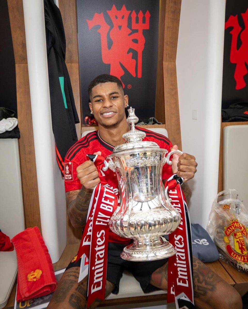 📲 Marcus Rashford on IG: “The winning team. 🔴🏆”