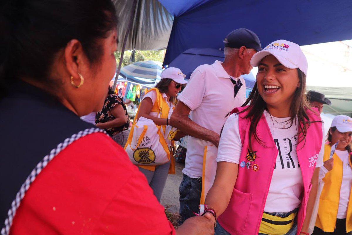 El comercio impulsa la economía de las familias y del estado. 

Convivir con comerciantes del tianguis de San Ramón quienes compartieron conmigo sus propuestas e inquietudes. 

Cuentan conmigo desde el congreso del estado y yo con ustedes en las urnas el 2 de junio.