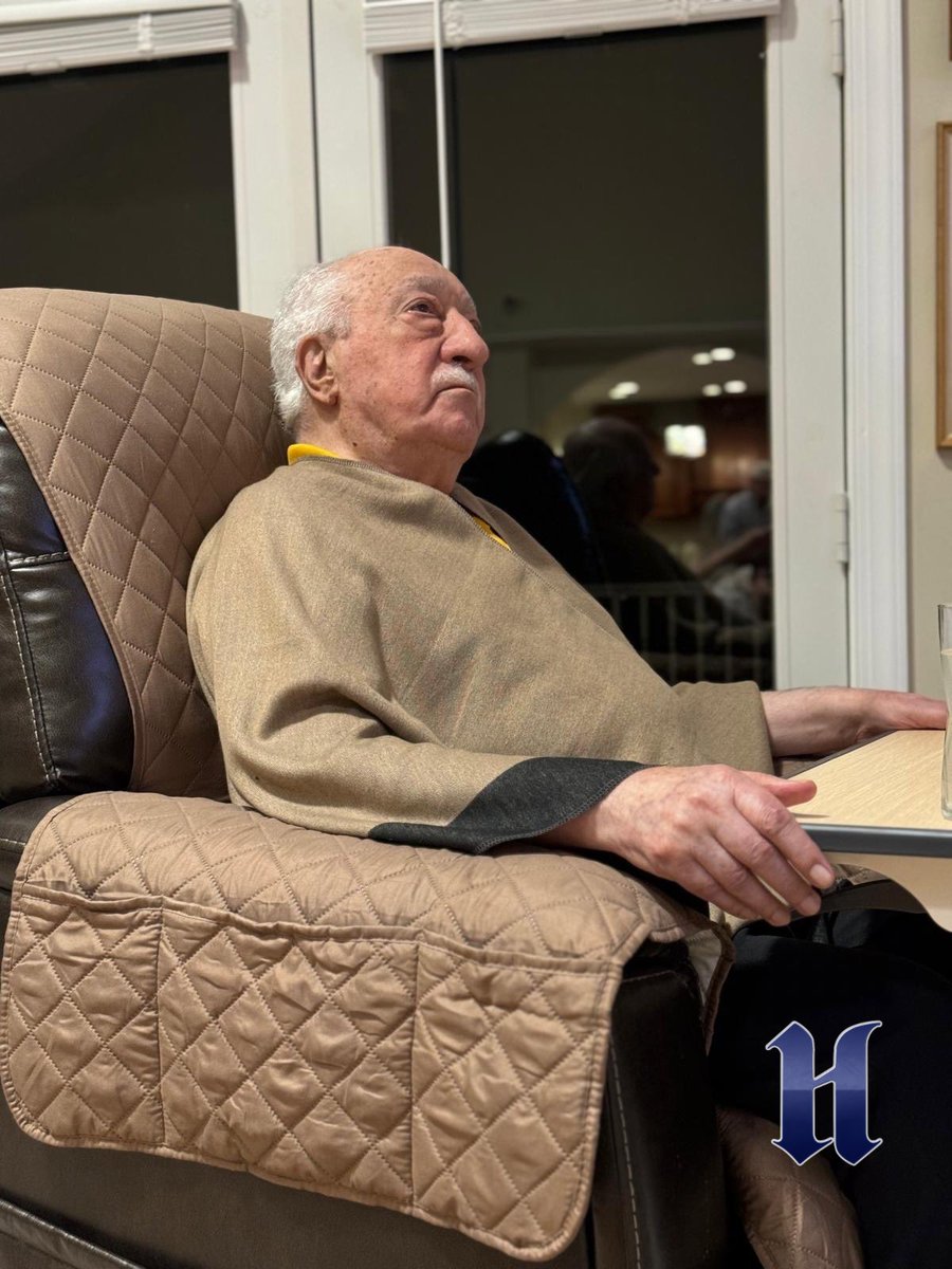 Kıymetli Kardeşlerimiz, 

Muhterem Hocamızın sağlığı çok şükür yerindedir. 
Muhterem Hocamız, doktorların tavsiye ve ısrarı üzerine kısa bir süredir daha sakin bir ortamda günlük rutin programlarına devam etmektedir.
Kıymetli dostlarımızın bu konuda aksi bilgilere itibar