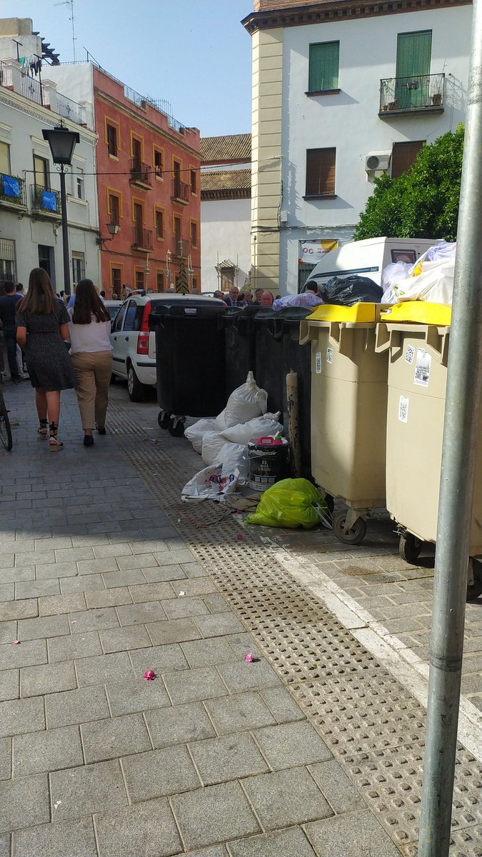 Luego dicen que Sevilla esta limpia, al paso de la Hiniesta, momentos antes de pasar, en fin