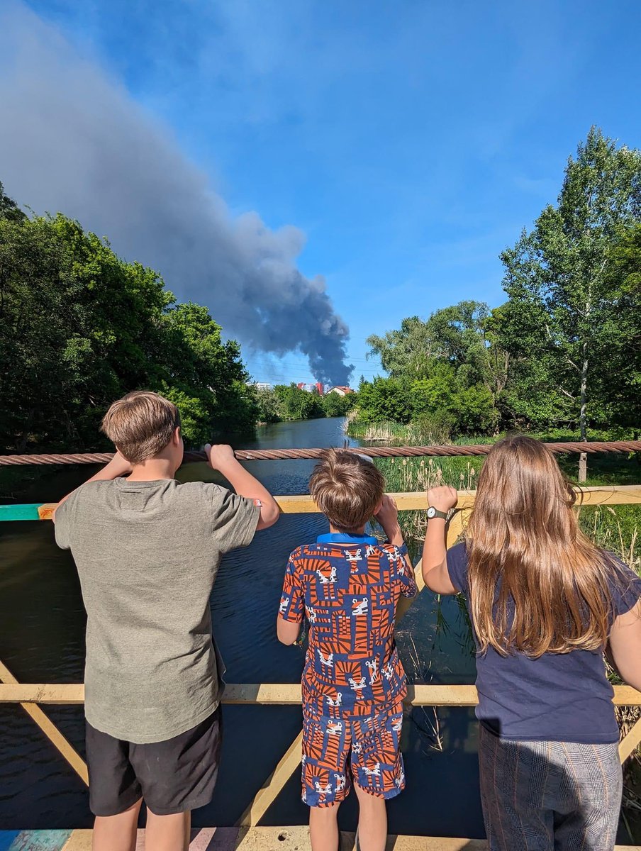 paverbool's tweet image. We live in Kharkiv. Every day, morning and night, the city is attacked by the huge terrorist country. 

10 minutes ago we were ready to get into the car and go visit our friends. We heard a minimum of 2 explosions, and a few moments later we noticed heavy black smoke.