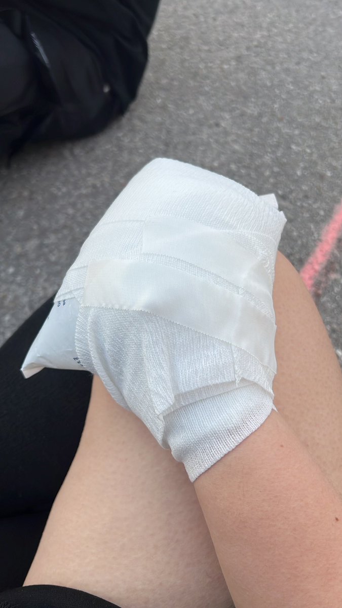 Cyb3rlilli's tweet image. Danke an @PolizeiMuenchen das ihr für mich den Krankenwagen geholt habt bei der Krachparade. Über den normalen Notruf haben wir leider nichts her bekommen. Dadurch konnte mir viele Sorgen und ein weg ins Krankenhaus genommen werden! ♥️