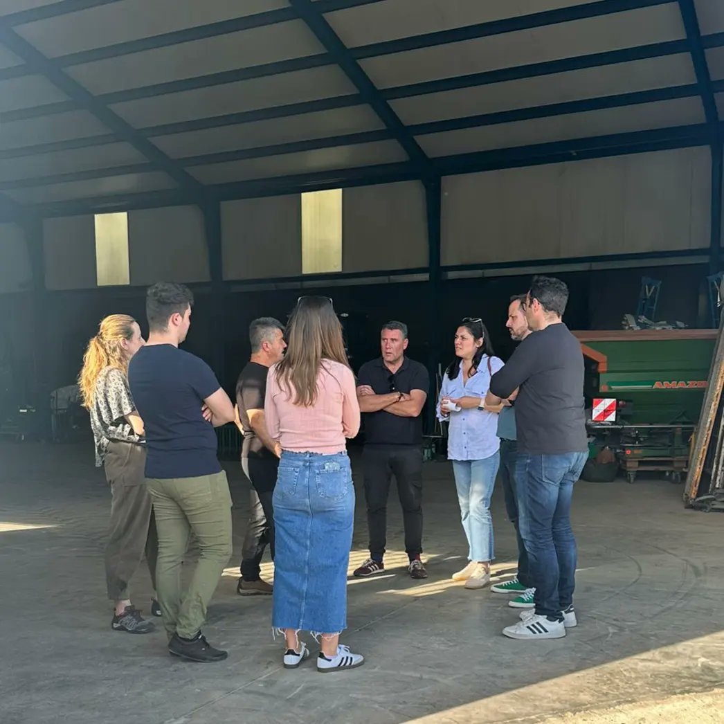 JoseMartinBuroM's tweet photo. 🇪🇺 DÍA 2 DE CAMPAÑA. Villar de Ollala.

➡️ Continuamos de ruta. Nuestra siguiente parada ha sido Villar de Olalla, donde hemos podido reunirnos con el portavoz del PP, charlar con sus vecinos y visitar a agricultores, que nos han trasmitido su preocupación por su supervivencia. https://t.co/Td50uJjc2m