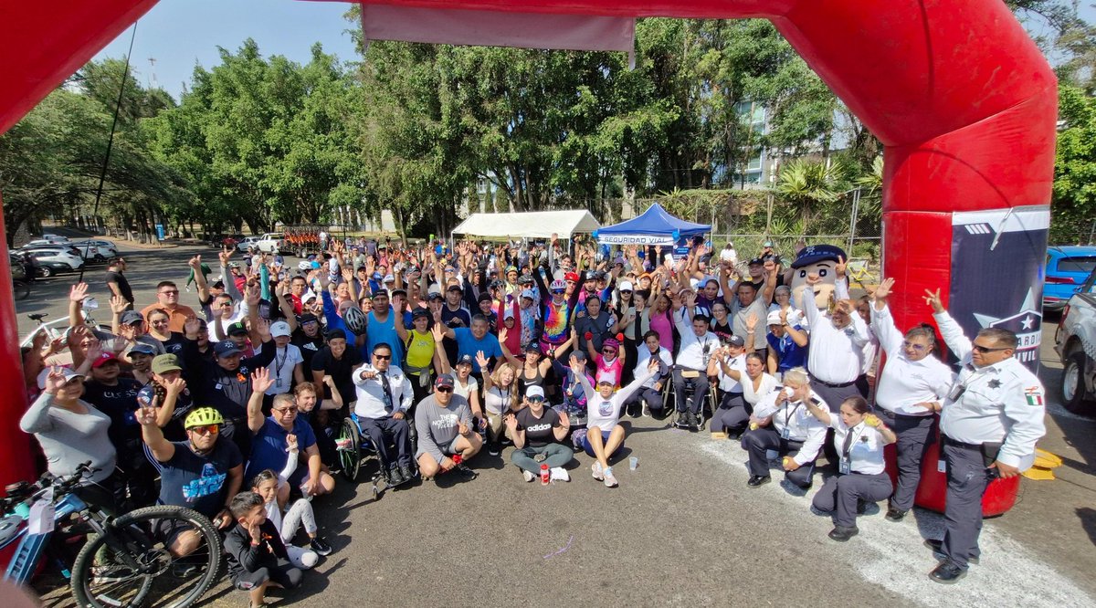 SSeguridad_Mich's tweet photo. ¡Morelia se llenó de energía con "Rodando la bici con tu #GuardiaCivil"! 🚴‍♂️👮🏻‍♀️ Cientos de personas disfrutaron de una jornada increíble, fortaleciendo la confianza y promoviendo la sana convivencia. ¡Gracias por ser parte de esta experiencia única! https://t.co/hTV43YdMpR