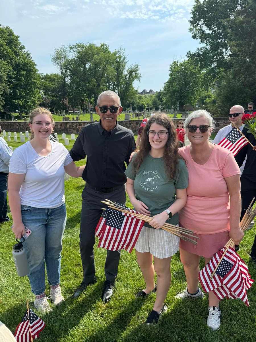 Thanks to @BarackObama for surprising and joining incredible volunteers in Alexandria National Cemetery today as they work to pay tribute to those who have sacrificed to secure our freedoms. Mr. President, you are always welcome in Alexandria!