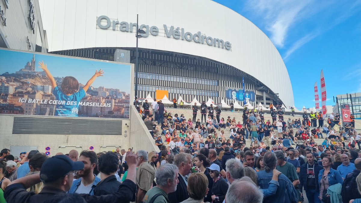 #Marseille #BruceSpringsteen Ce soir annulation du concert à la dernière minute pour cause d'extinction de voix alors que les spectateurs s'apprêtaient à rentrer dans le stade. Reporté?