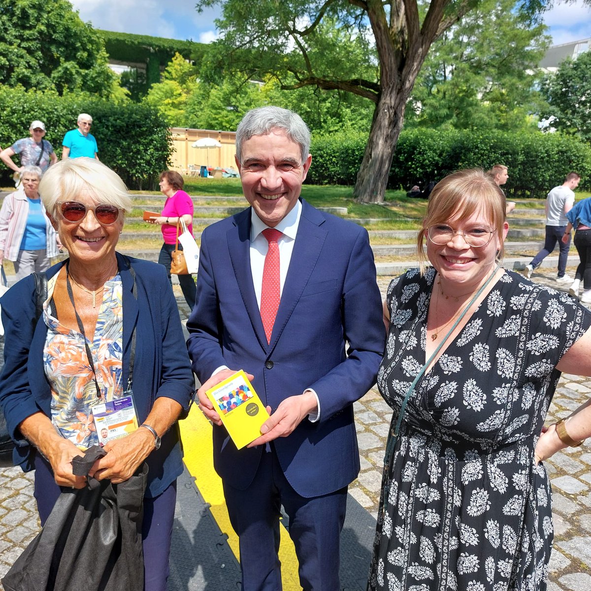 Das #bürgerfest am Kanzleramt ist vorbei. Und meiner Mutter und Schwester hat es wohl gefallen...
@MarcoBuschmann @baerbelbas @cem_oezdemir & Stephan Harbarth 😀