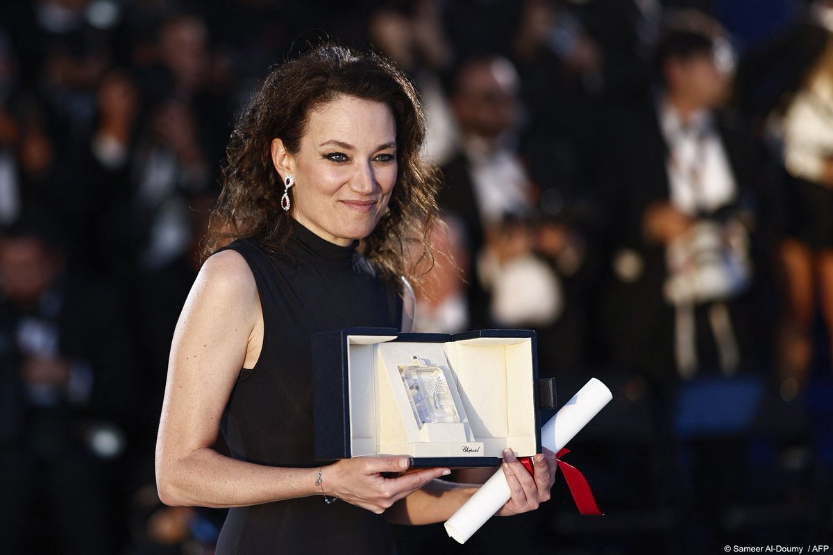Coralie Fargeat, who won Best Screenplay at #Cannes for #TheSubstance CORALIE FARGEAT, Best Screenplay for THE SUBSTANCE. #Cannes2024 #Palmares #Awards #Photocall #BestScreenplay #Worldnbc