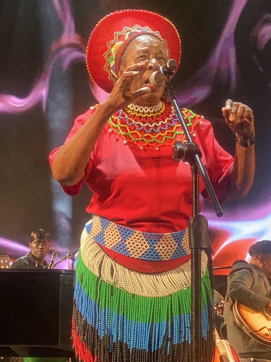 Mangy_1's tweet photo. #mayibuyeiafrika the legend #mahotelsqueens https://t.co/Zs2qIQ0vqK