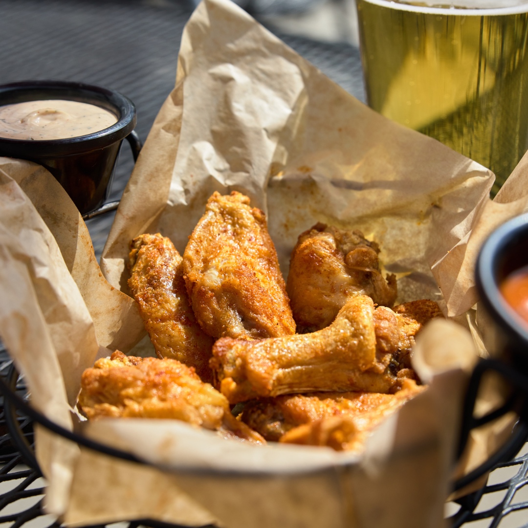 Memorial Day Weekend starts now, and flavor has never looked this good! 🇺🇸🍗

#memorialdayweekend #memorialdaycookin #chicken #traditional #drums #flats #chickenwings #food #bigkahunawings #bkw #knoxvilletn #winglovers #knoxvillefood