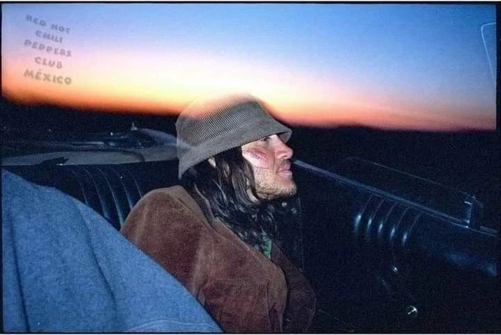 ChiliPeppersArg's tweet photo. Fotografías de la grabación del video oficial de "Scar Tissue" compartidas por el director Stéphane Sednaoui a RHCP Club México 🇲🇽 https://t.co/23ICHcvyKe
