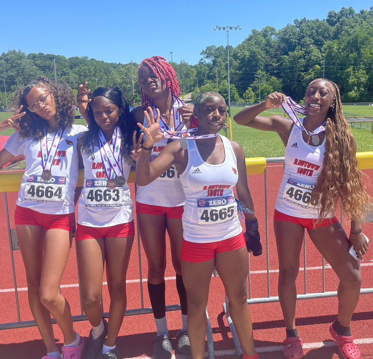 This crew capped off an incredible season! 

🥉4x200m
🥈4x100m

#AllState So proud!!!!