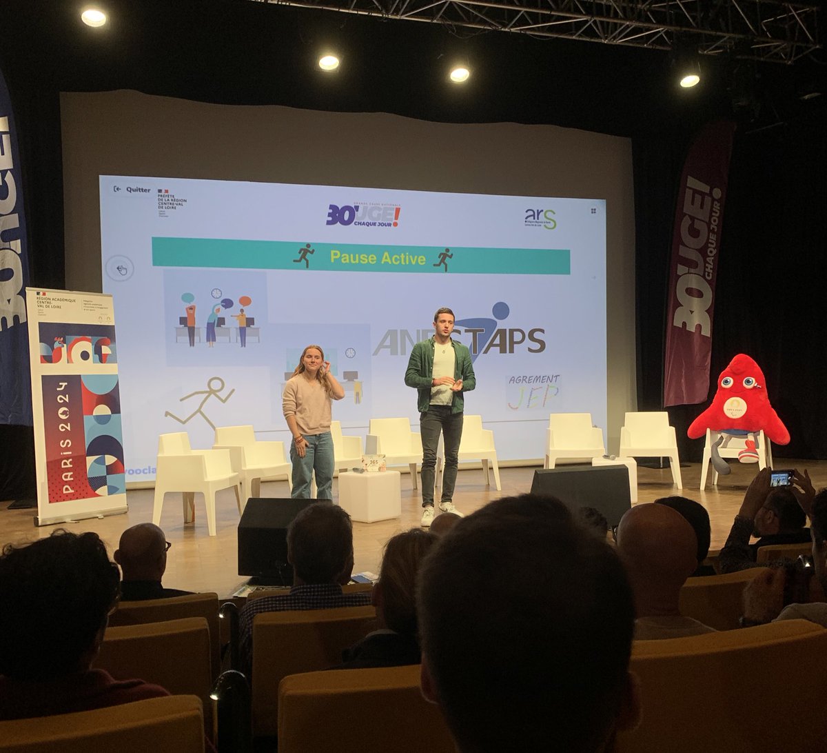 Nous avons participé à "La France en forme", faisant une « pause active » pour lutter contre l'inactivité physique et la sédentarité. Avec <a href="/ANESTAPS/">ANESTAPS</a>, nous recommandons une pause toutes les 90-120 minutes. 
Merci aux participants et organisateurs pour l'invitation.