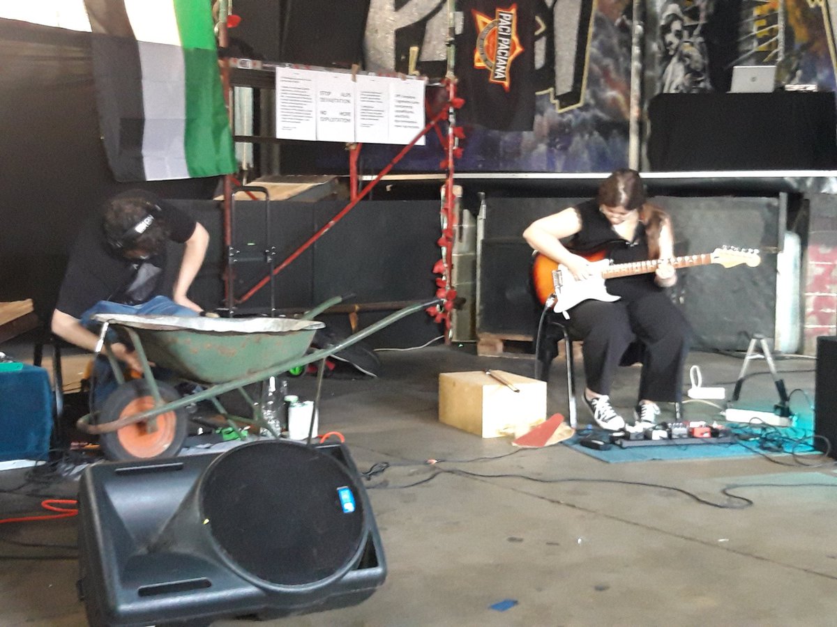 compostfest's tweet photo. Chthulucene: la grandissima Antonia Ferrante (Università di Liege) e Collettivo T¥RSO si compostano insieme tra arte e parola facilitate da una bravissima Silvia Cafora (Polito). E così è svelata la scelta del nome #CompostFest! 🌍 🏳️‍🌈 https://t.co/h2cumZNU9c